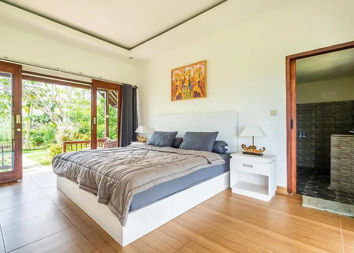 Отель Pini Sentana Village Nusa Penida 3*