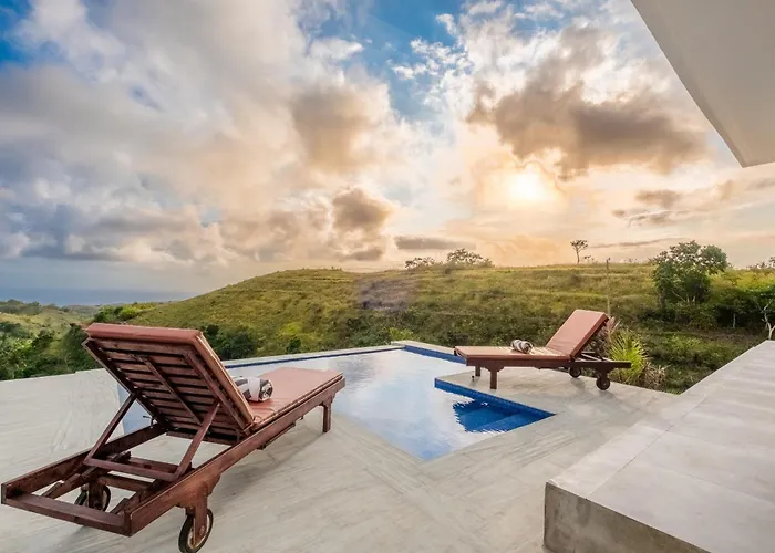Отель Pini Sentana Village Nusa Penida
